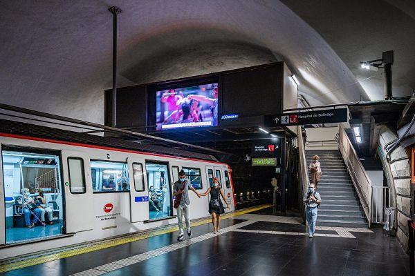 Pas entre andanes de la línia 1 de metro que serà substituït i completat amb ascensors / Foto: Pep Herrero (TMB)