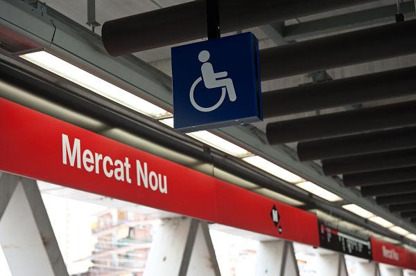 Símbol d'accessibilitat a l'andana de l'estació de metro Mercat Nou / Foto: Arxiu TMB