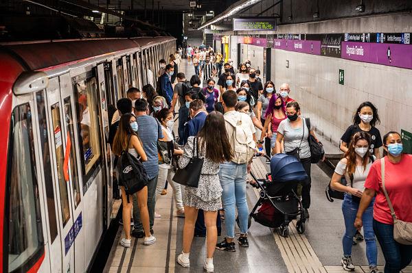 Passatgers al metro de Sagrada Família de la línia 2 / Foto: Pep Herrero (TMB)