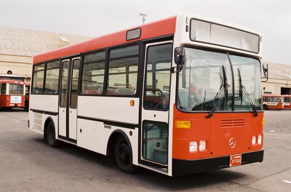 Els microbusos acabats d'arribar a la cotxera amb la nova imatge de TMB l'any 1987 / Arxiu TMB