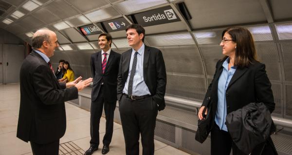 El ministre xilè de Transport i Telecomunicacions, Andrés Gómez-Lobo, atén les explicacions dels responsables de Metro a l'estació de Llefià de la línia 10 / Pep Herrero El ministre xilè de Transport i Telecomunicacions, Andrés Gómez-Lobo, atén les explicacions dels responsables de Metro a l'estació de Llefià de la línia 10 / Pep Herrero