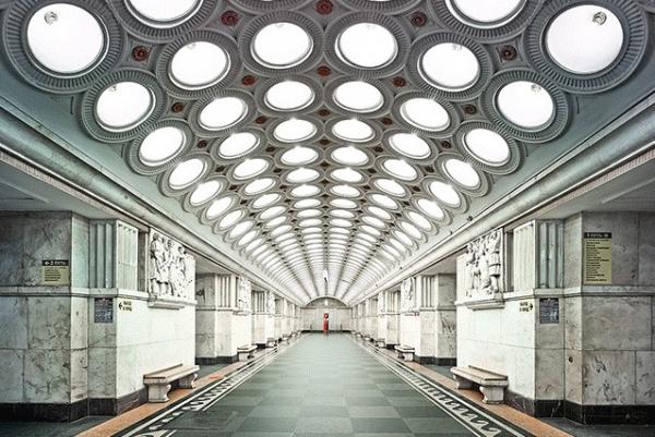 Impactant imatge d'una estació del metro de Moscou sense passatgers / Foto: David Burdeny