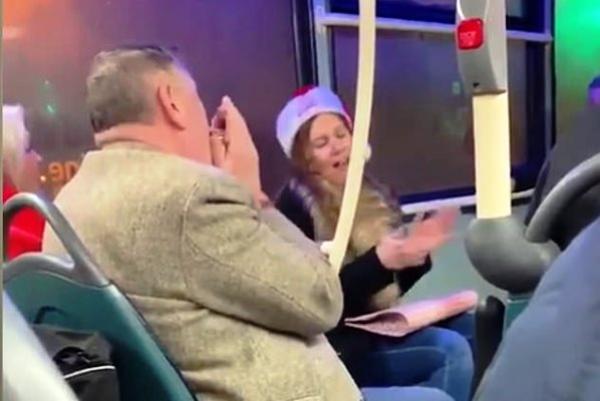 Vídeo compartit per Hayley Olson a Twitter del moment nadalenc viscut en un bus / Imatge: @HayleyOlson