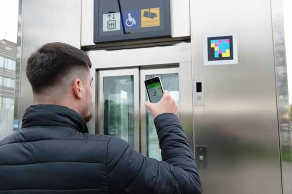 Interacció entre mòbil i etiqueta per localitzar l'ascensor en una estació de metro / Foto: Miguel Ángel Cuartero (TMB)