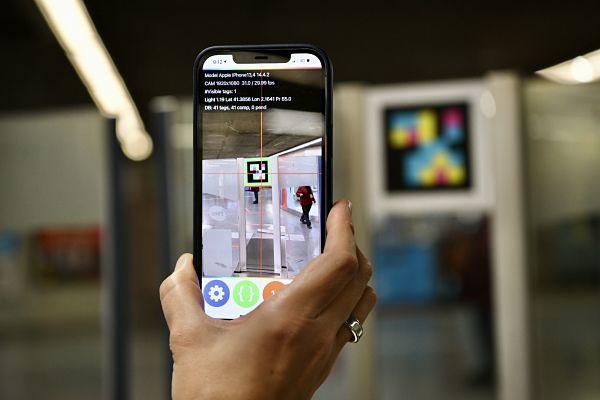 Un mòbil escaneja una etiqueta intel·ligent ubicada al metro / Foto: Miguel Ángel Cuartero (TMB)