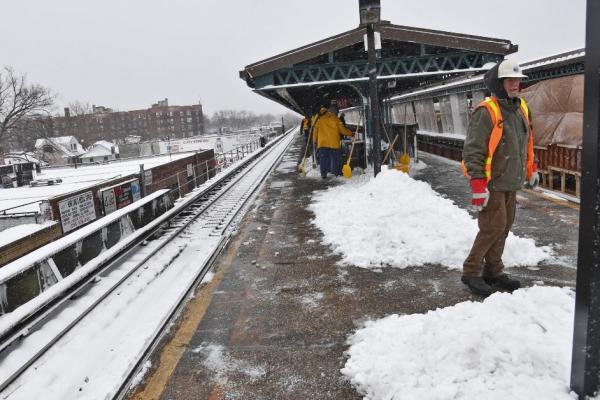 personal del metro de Nova York treu neu i escampa sal en una estació, ahir / Foto: MTA