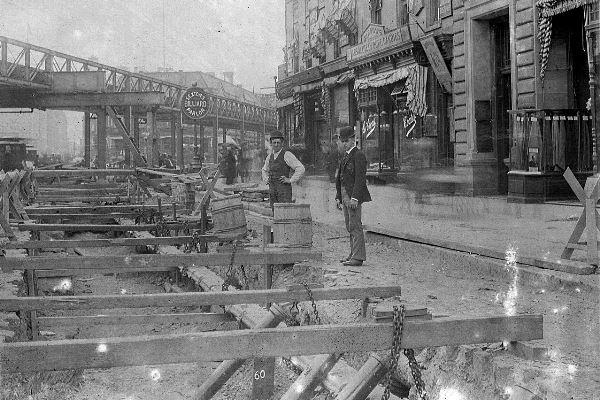 Construcció d'una estació al Bowery, al sud de Manhattan Foto: Anònima