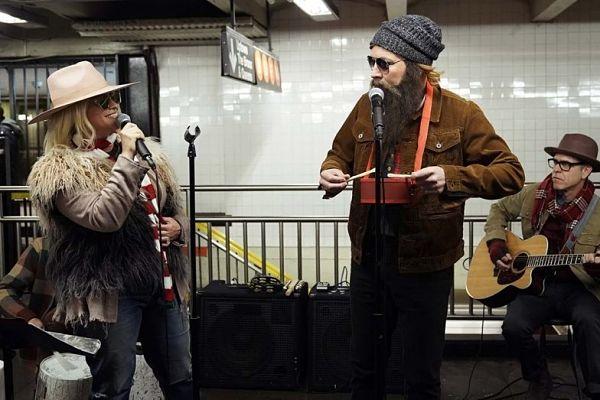 Alanis Morisette i Jimmy Fallon cantant una nadala al metro de Nova York / Foto: HollywoodReporter.com 