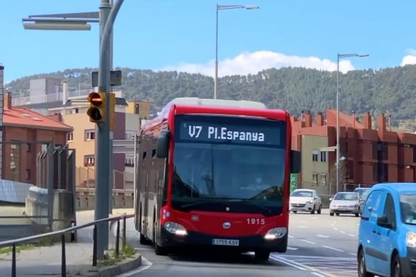 Autobús de la línia vertical V7 en una captura del vídeo