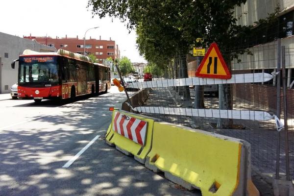 Obra en marxa al carrer Cisell per al futur punt de recàrrega d'autobusos elèctrics / Foto: TMB