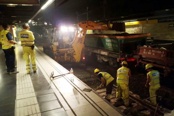 Substitució del balast desgastat a l'estació de Barceloneta de la línia 4 de metro / Foto: TMB