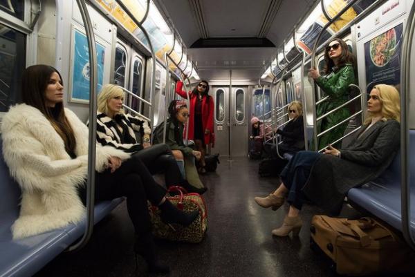 Les vuit actrius protagonistes en un vagó del metro de Nova York / Foto: Billboard.com