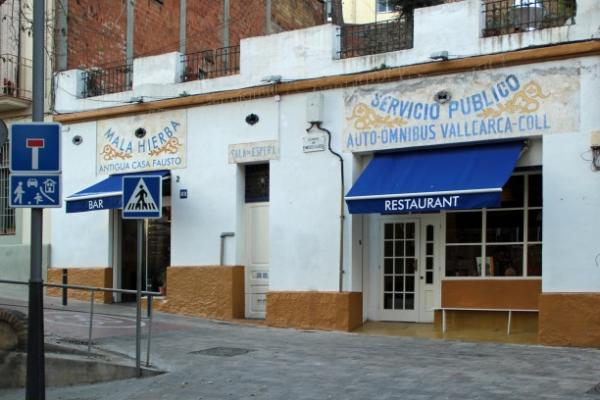 façana del restaurant Mala Hierba amb el rètol recuperat / Foto: Xavi Casinos