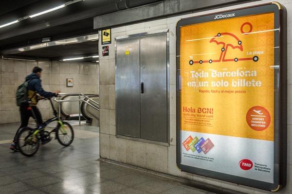 Difusió dels abonaments turístics Hola BCN! al metro / Foto: Pep Herrero (TMB)