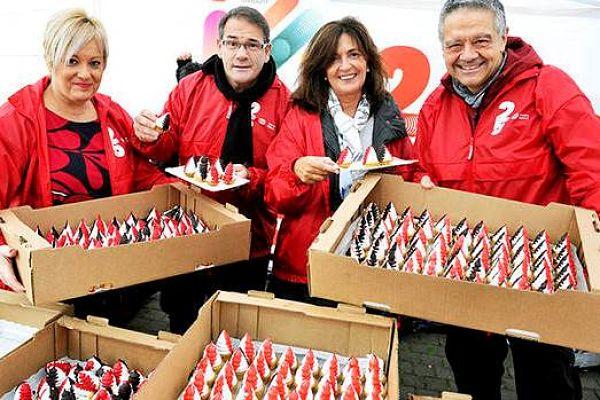 Voluntaris regalant les carolines típiques de Bilbao / Font: Deia.eus