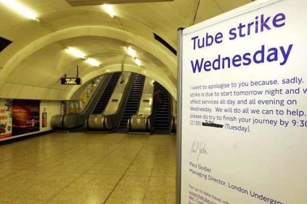 Avís de vaga en una estació del metro de Londres