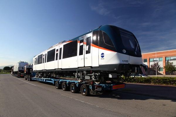 Transport especial dels primers cotxes de la línia 2 del metro de Panamà / Foto: Alstom