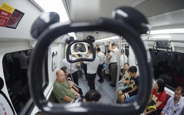 Detall de l'interior d'un tren xinès decorat amb motius dels panda / Foto: news.com