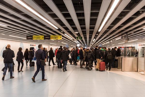 Afluència de passatge a l'estació Fira de la línia 9 Sud de metro el 26 de febrer / Foto: Pep Herrero (TMB)