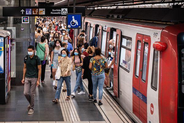 Passatgers a l'estació de metro de Diagonal de la línia 5 / Foto: Pep Herrero (TMB)