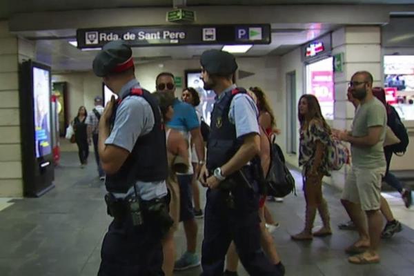 Patrulla uniformada dels Mossos d'Esquadra a l'estació de Catalunya / Captura del vídeo de TV3