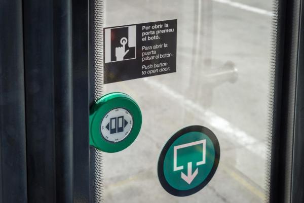 Botó d'obertura de les portes lliscants d'un autobús / Foto: Pep Herrero (TMB)