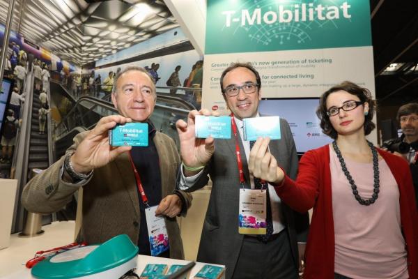 Antoni Poveda, Josep Rull i Mercedes Vidal mostren les seves targetes sense contacte T-Mobilitat avui al Congrés de Mòbils / Foto: AMB