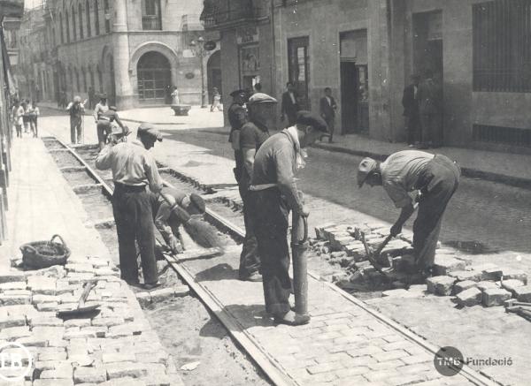 Construcció de les vies del tramvia l'any 1936 / Foto: TMB