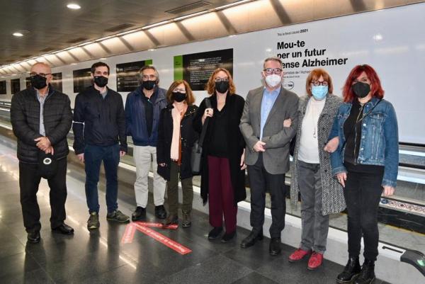 Responsables de la Fundació Pasqual Maragall i de TMB a l’enllaç de metro de Diagonal, on es pot veure l’exposició ‘Protagonistes de l’Alzheimer’ / Foto TMB: Pep Herrero Responsables de la Fundació Pasqual Maragall i de TMB a l’enllaç de metro de Diagonal, on es pot veure l’exposició ‘Protagonistes de l’Alzheimer’ / Foto TMB: Pep Herrero