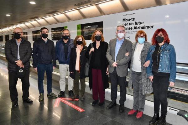 Responsables de la Fundació Pasqual Maragall i de TMB a l’enllaç de metro de Diagonal, on es pot veure l’exposició ‘Protagonistes de l’Alzheimer’ / Foto TMB: Pep Herrero