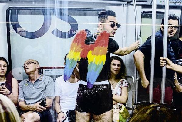 Un usuari del metro preparat per al Pride 2019 / Foto: Xavier Cervera