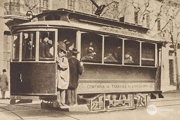 El primer tramvia elèctric, el 1899, a la plaça d'Urquinaona / Foto: Arxiu TMB