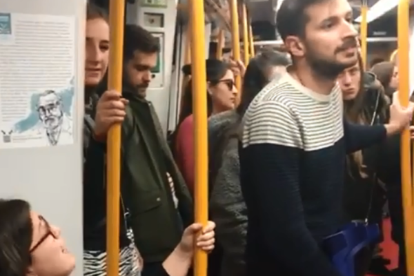 Fotograma del vídeo 'Siéntese', una actuació de microteatre al metro de Madrid que s'ha fet viral / Imatge: Fotograma del vídeo 'Siéntese'