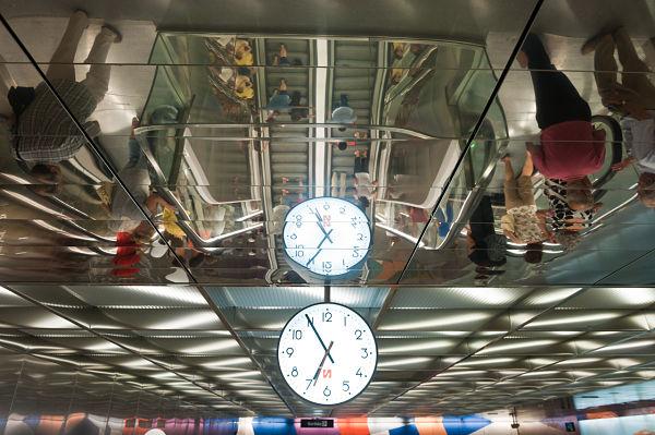 Rellotge del vestíbul de La Sagrera de les línies 9 i 10 de metro / Foto: Arxiu TMB