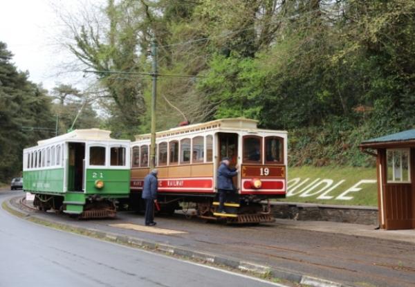 Els característics vehicles de l'illa de Man continuen donant servei als veïns / Foto: Web del Manx Electric Railway