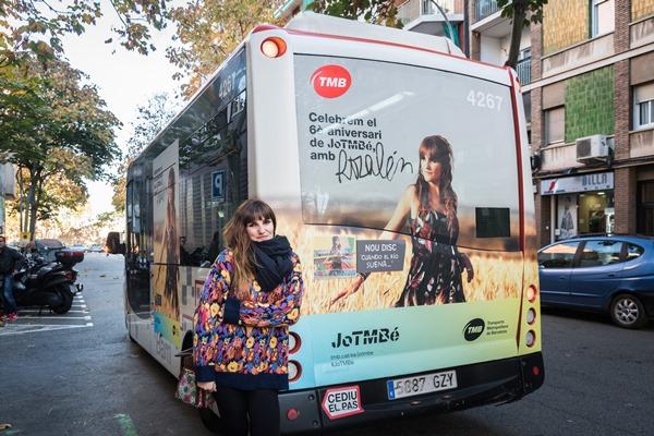 Rozalen amb el minibús que l'ha traslladat per Barcelona / Foto: Pep Herrero (TMB)