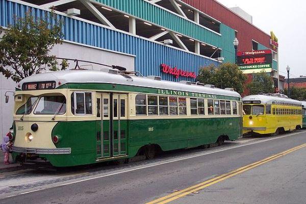 Vehicles de la línia F de San Francisco en una parada de la seva ruta / Foto: Chris Wood