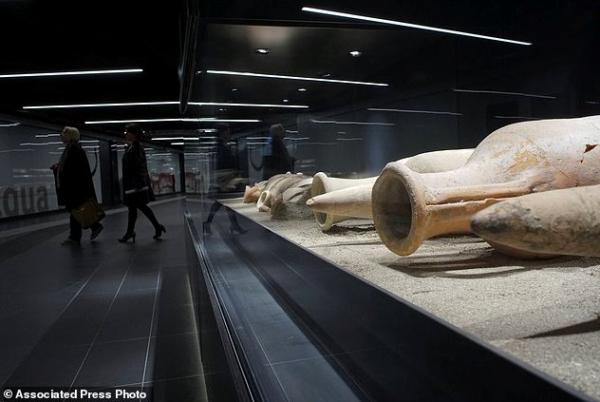 Àmfores de l'època romana trobades durant les obres del metro 7 / Foto:Associated Press Andrew Medichini