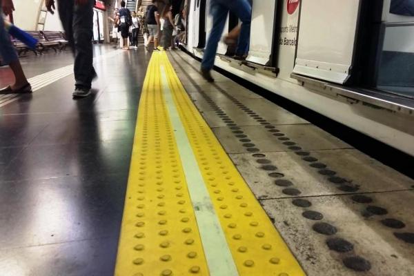 Senyalització que s'està instal·lant a les andanes de l'estació d'Espanya / Foto: TMB