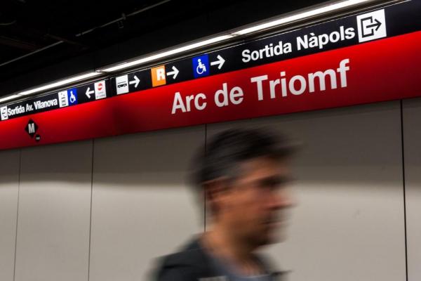 Senyalització informativa a l'estació de metro d'Arc de Triomf / Foto: Pep Herrero (TMB)