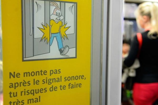 Cartell d'avís amb el personatge del conill Serge, al metro de París / Foto: BFMTV