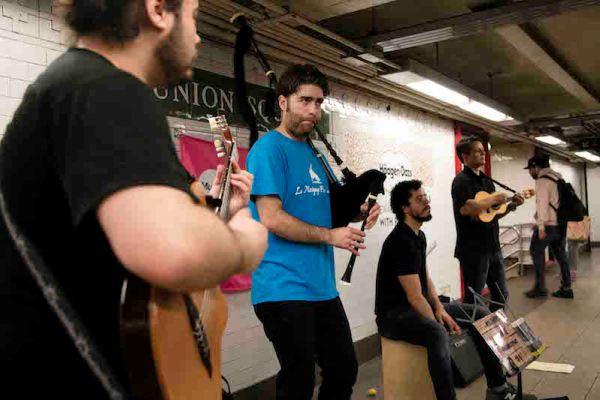 Carlos Casado tocant amb Slam Suit al metro de Nova York / Imatge: web Crains's