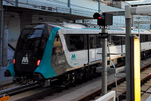 Un dels nous trens del metro de Sidney durant la fase de proves / Foto: Trainsandtech a Wikimedia Commons