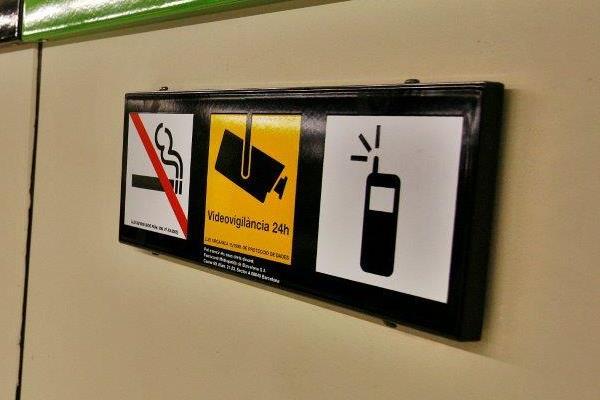 Senyalització de disponibilitat de telefonia mòbil en una estació de metro / Foto: Pep Herrero