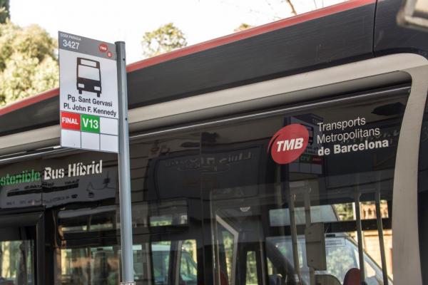 Autobús de la línia V13 de la nova xarxa de bus a la parada terminal / Foto: Miguel Ángel Cuartero (TMB)