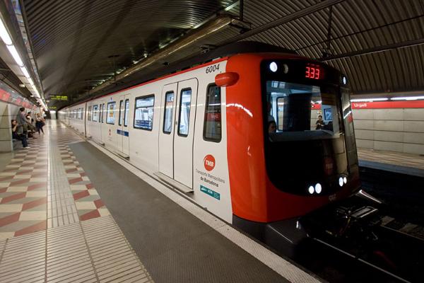 Tren 6000 a l'estació d'Urgell, a la línia 1 de metro / Foto: Arxiu TMB