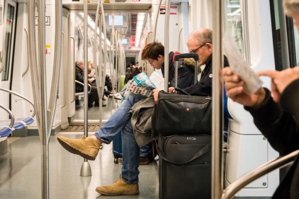 Usuaris del metro llegint / Foto: TMB