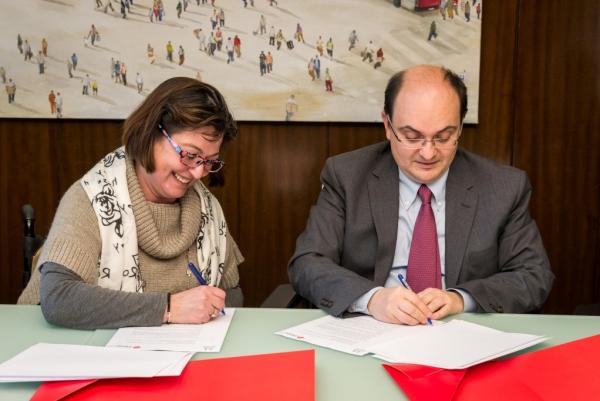 La presidenta de COCEMFE Barcelona, M. Pilar Díaz López, i el conseller delegat de TMB, Enric Cañas signant el conveni / Foto:  Pep Herrero