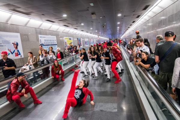 Brodas Bros al passadís enllaç de l'estació de metro Diagonal L3 i L5 / Foto: Pep Herrero (TMB)