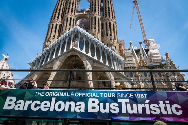 El Barcelona Bus Turístic davant de la Sagrada Família / Foto: Pep Herrero (TMB)